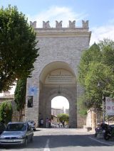 10_assisi_porta.jpg